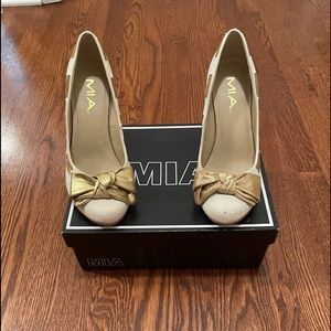 MIA gold bow pumps. Like New